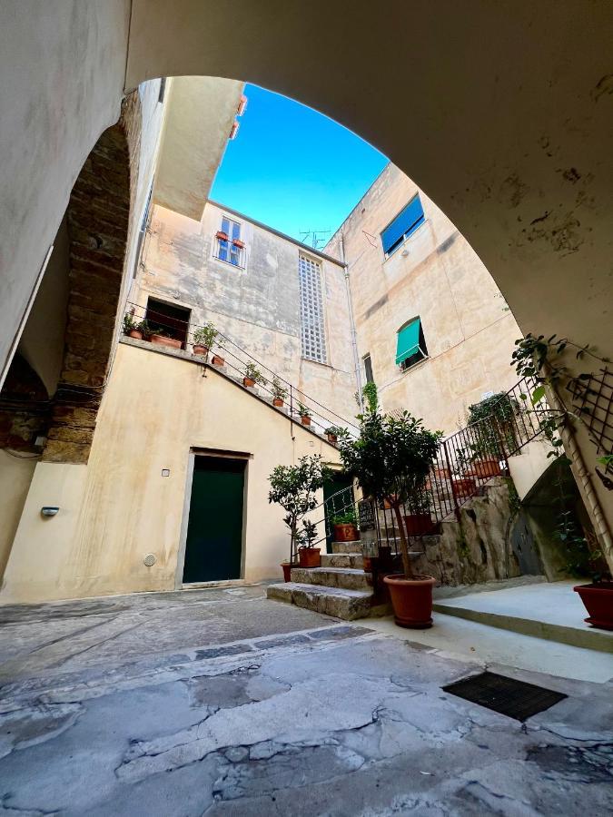 Cortile Umberto I Bed & Breakfast เชฟาลู ภายนอก รูปภาพ