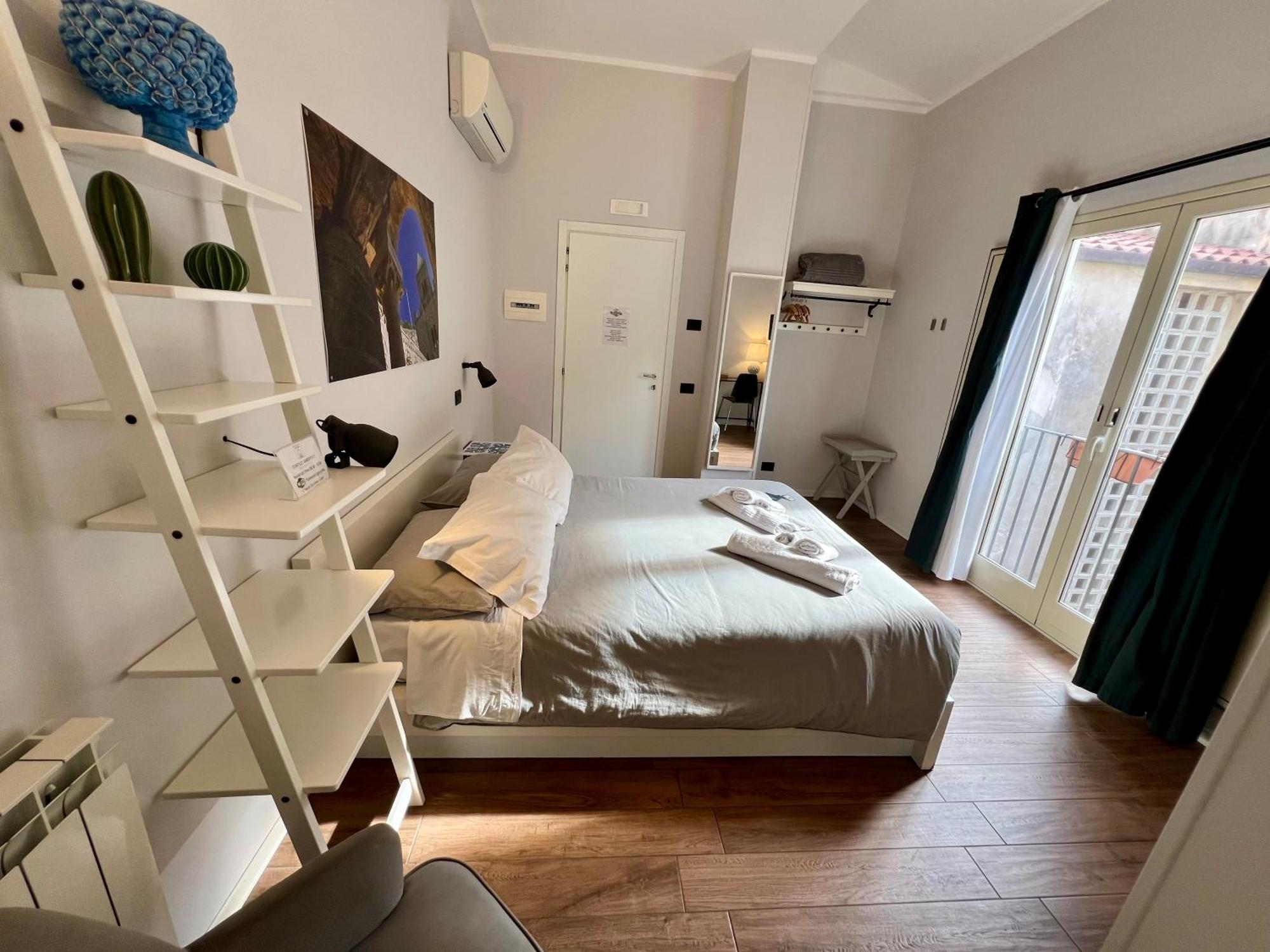 Cortile Umberto I Bed & Breakfast เชฟาลู ภายนอก รูปภาพ